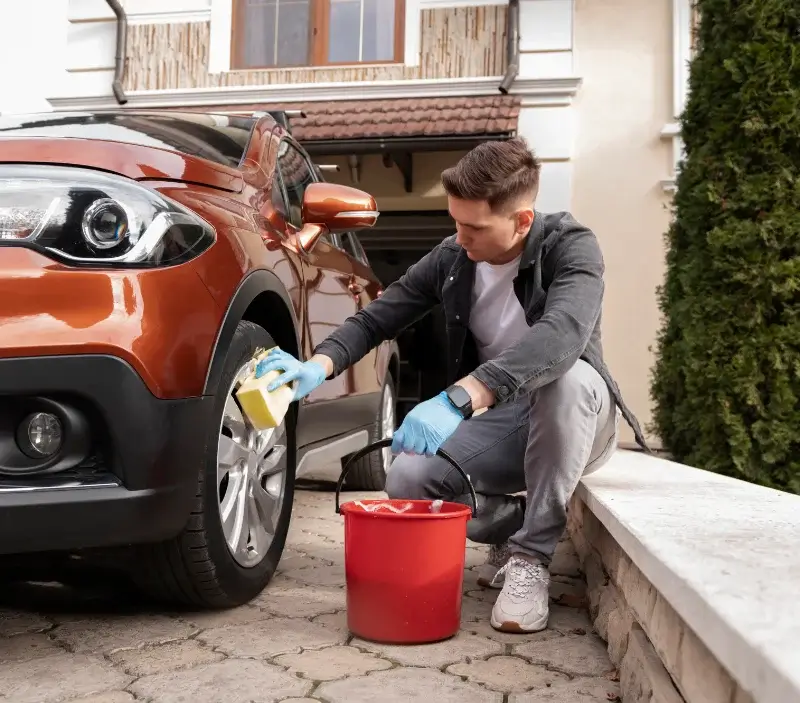 Lavage auto à domicile Ouzilly : professionnel intervenant sur un véhicule